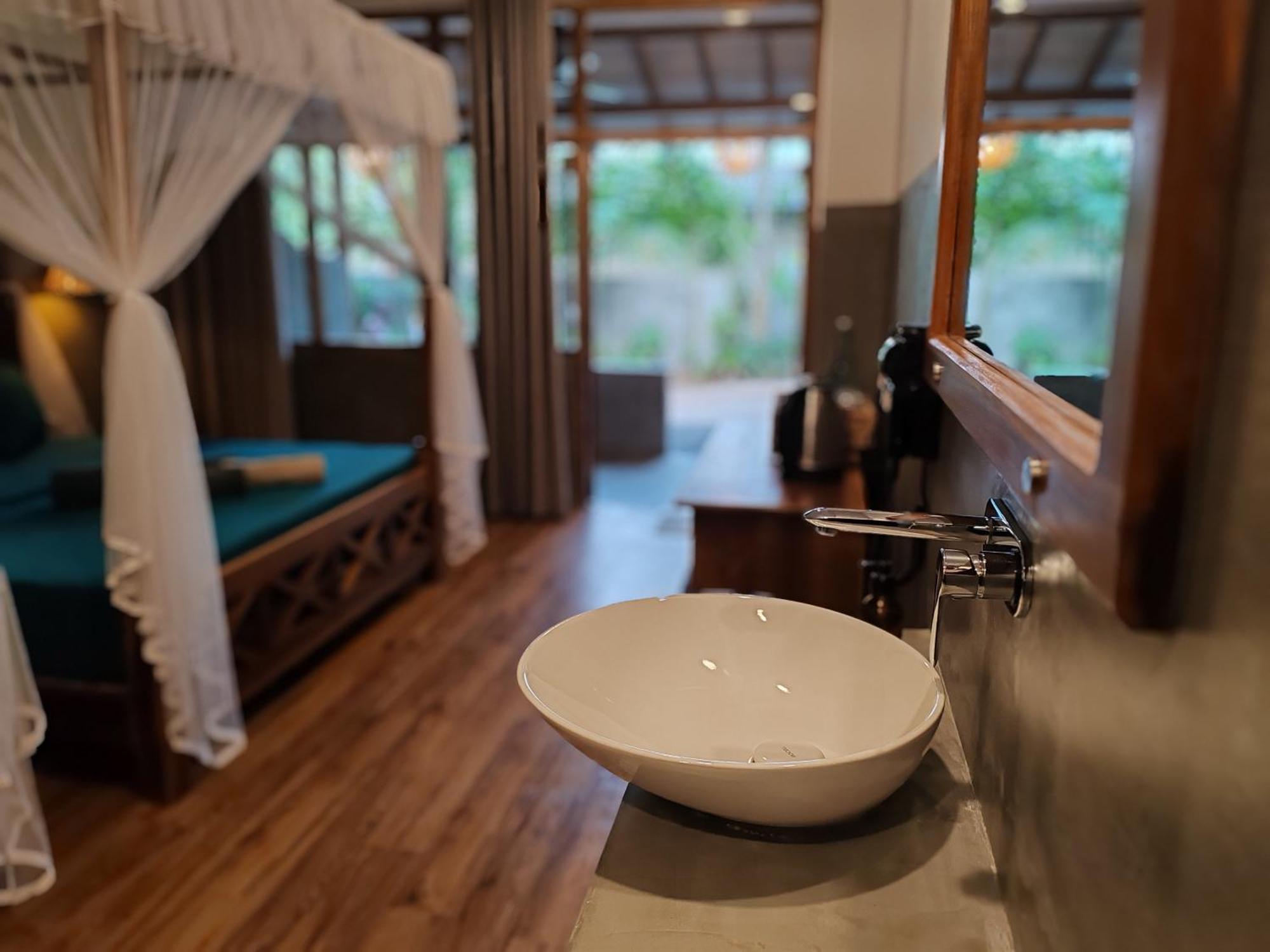 The Jungle View Hotel Mirissa Room photo